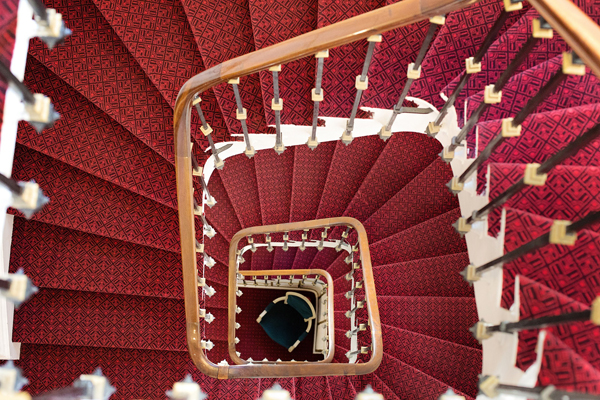 Arquitecto Alberto Sanjurjo sobre escaleras de caracol