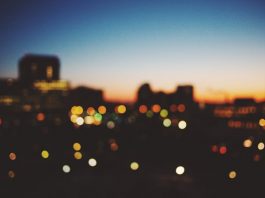 imagen de una ciudad por la noche