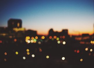 imagen de una ciudad por la noche