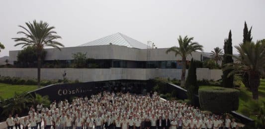 Empleados Cosentino a las puertas de la empresa